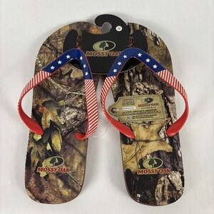 Mossy Oak, Forest Camo USA Flag Men's Flip Flops Sandals. NWT Size 9-10